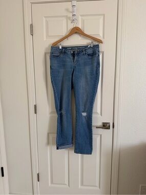 Old Navy Women's Boyfriend straight Jeans in Light Blue with Knee Patch
